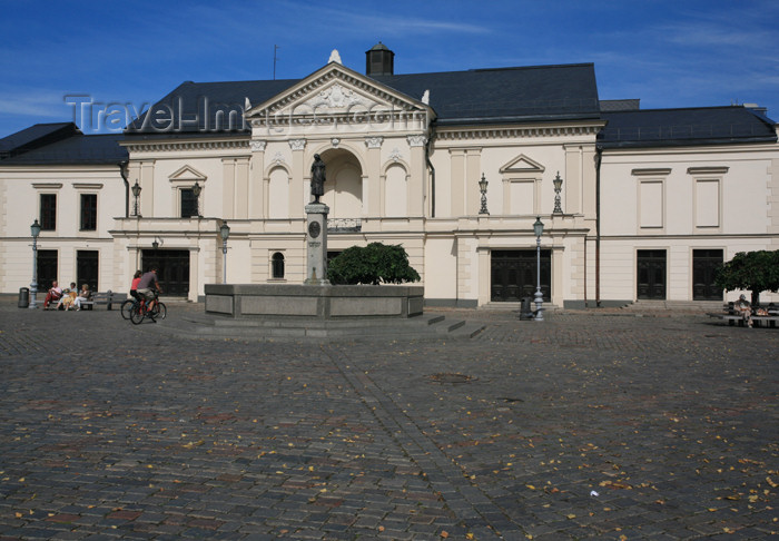 lithuania122: Lithuania - Klaipeda / Memel: Drama Theatre - poet Simon Dach monument - fountain Ännchen von Tharau - Klaipedos Dramos Teatras - photo by A.Dnieprowsky - (c) Travel-Images.com - Stock Photography agency - Image Bank