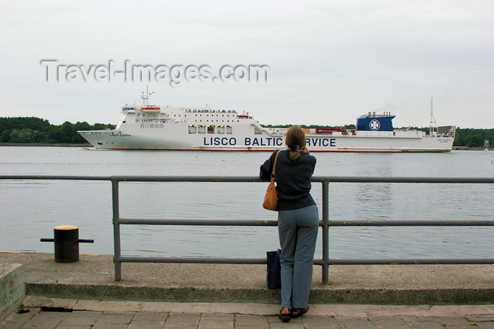 lithuania126: Lithuania - Klaipeda: girl looking at ferry - Lisco Gloria - Lisco Baltic Service - photo by A.Dnieprowsky - (c) Travel-Images.com - Stock Photography agency - Image Bank