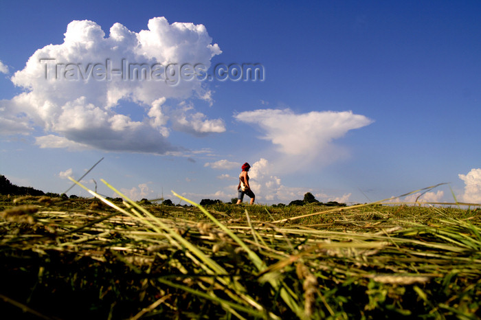 lithuania134: Lithuania - Kernave: walking on dry hay - Širvintu rajono savivaldybe, Vilniaus apskrityje - photo by Sandia - (c) Travel-Images.com - Stock Photography agency - Image Bank