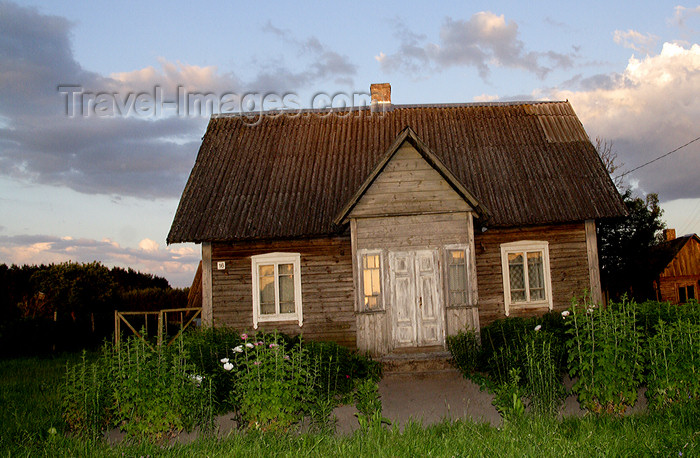 lithuania143: Lithuania - Kernave: typical Lithuanian wooden house - photo by Sandia - (c) Travel-Images.com - Stock Photography agency - Image Bank