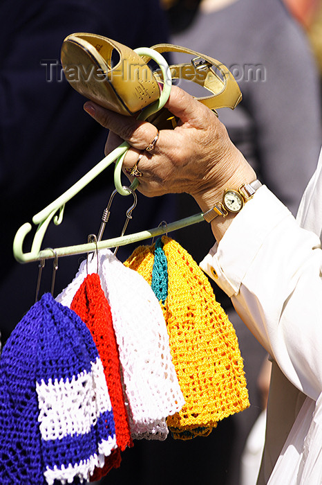 lithuania150: Lithuania - Vilnius: Kalvarijai market - selling local crafts - photo by Sandia - (c) Travel-Images.com - Stock Photography agency - Image Bank