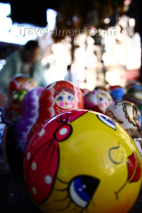 lithuania162: Lithuania - Vilnius: selling matrioshkas - souvenir market - Pilies street - photo by Sandia - (c) Travel-Images.com - Stock Photography agency - Image Bank