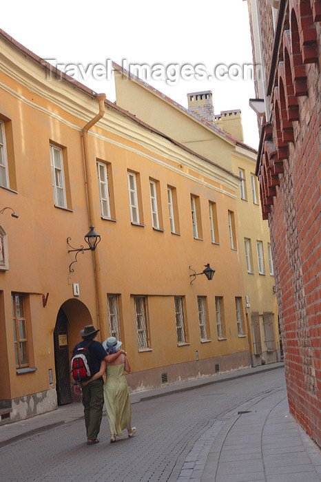 lithuania172: Lithuania - Vilnius: couple walking along Stikliai sreet - old town - photo by Sandia - (c) Travel-Images.com - Stock Photography agency - Image Bank