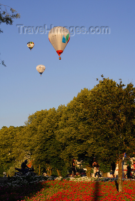 lithuania183: Lithuania - Vilnius: hot air balloons over the city - photo by Sandia - (c) Travel-Images.com - Stock Photography agency - Image Bank
