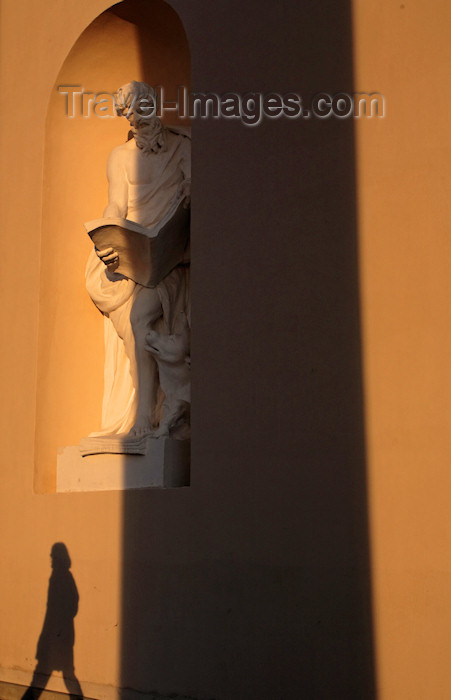 lithuania223: Vilnius, Lithuania: statue and shadow - photo by A.Dnieprowsky - (c) Travel-Images.com - Stock Photography agency - Image Bank