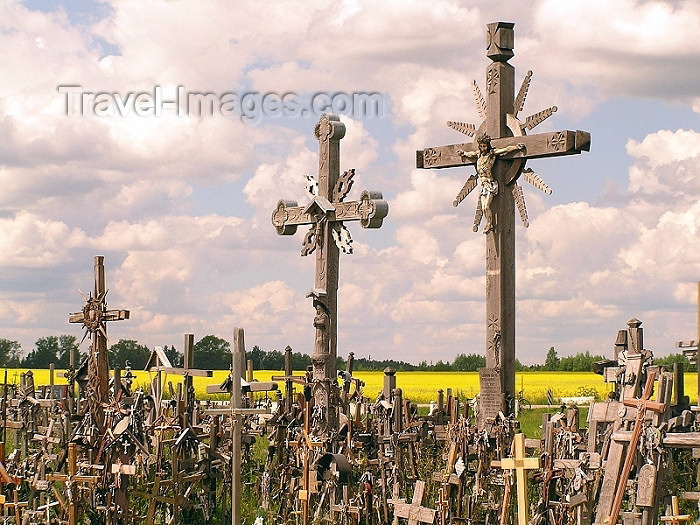 lithuania38: Lithuania / Litva - Siauliai  / Schaulen / Shavli: Hill of crosses - Kryziu Kalnas - crosses and the fields - Creu, Kreuz, croce, kruis, Risti, kors - photo by J.Kaman - (c) Travel-Images.com - Stock Photography agency - Image Bank