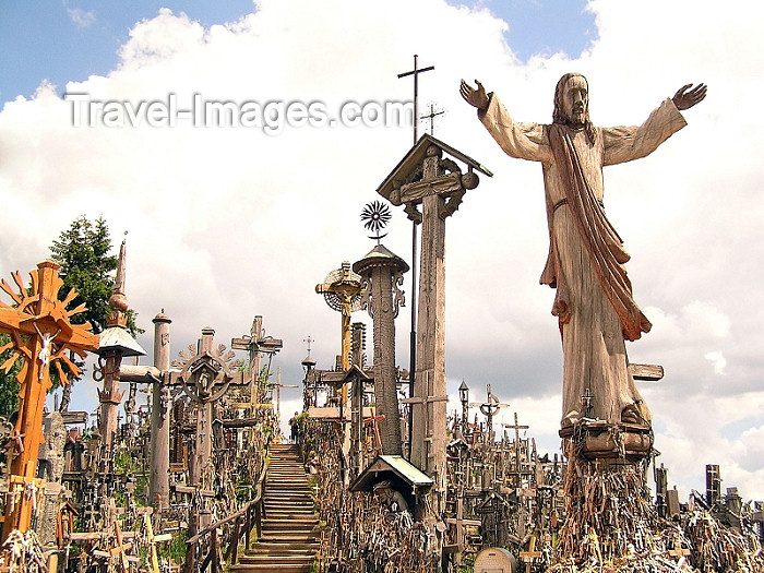 lithuania39: Lithuania / Litva - Siauliai: Hill of crosses - Kryžiu Kalnas - walking to the summit - photo by J.Kaman - (c) Travel-Images.com - Stock Photography agency - Image Bank