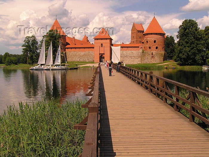 lithuania47: Lithuania / Litva / Litauen - Trakai: Trakai Island Castle - causeway - photo by J.Kaman - (c) Travel-Images.com - Stock Photography agency - Image Bank