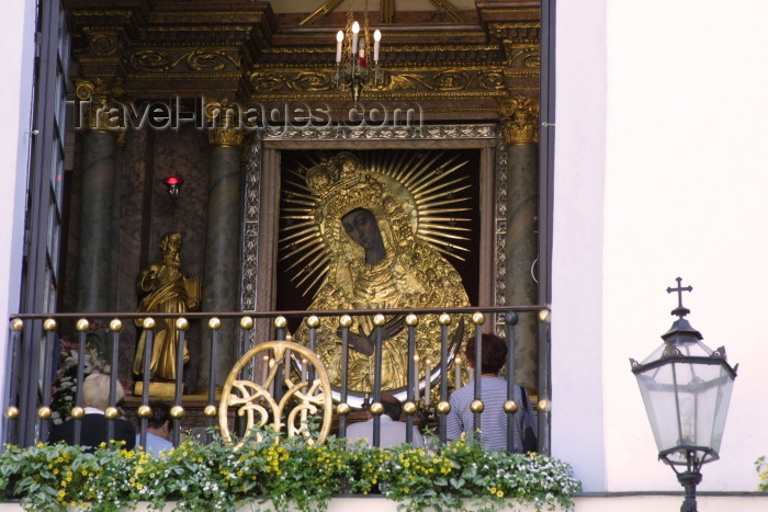 lithuania91: Lithuania - Vilnius: the Gates of Dawn - Ausros vartai - niche with the Madonna - photo by A.Dnieprowsky - (c) Travel-Images.com - Stock Photography agency - Image Bank