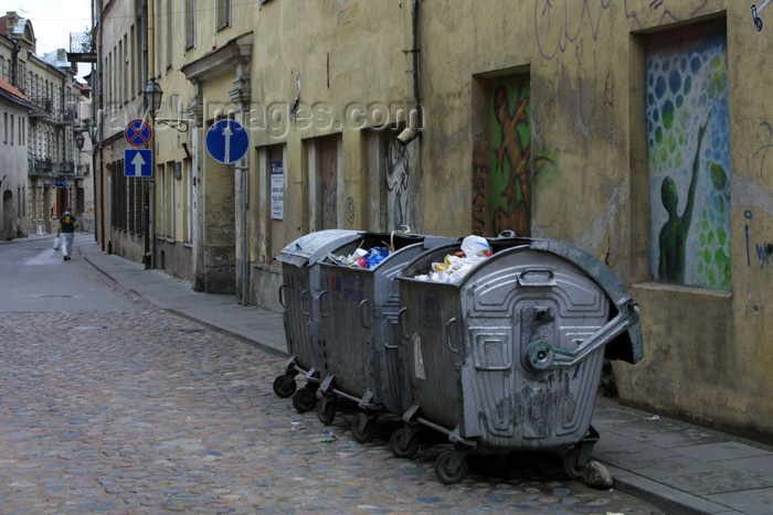 lithuania97: Lithuania - Vilnius: rubbish containers on a back-street - photo by A.Dnieprowsky - (c) Travel-Images.com - Stock Photography agency - Image Bank