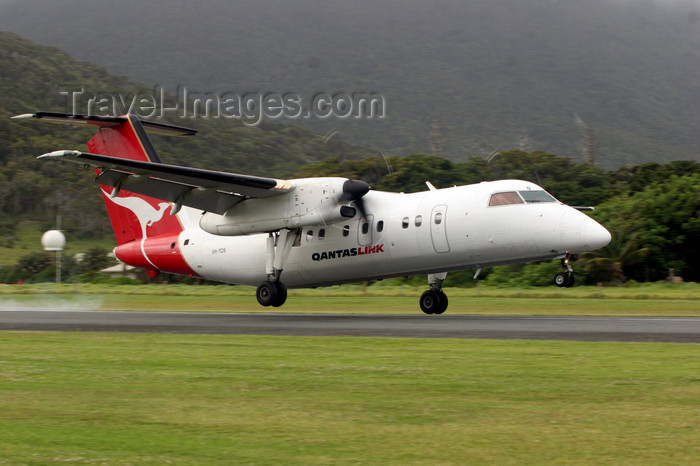 lord-howe2: Lord Howe island: QuantasLink aircraft landing at Lord How airport - LDH, De Havilland Canada DHC-8-202 Dash 8 - VH-TQS (cn 418) - aviation - photo by R.Eime - (c) Travel-Images.com - Stock Photography agency - Image Bank