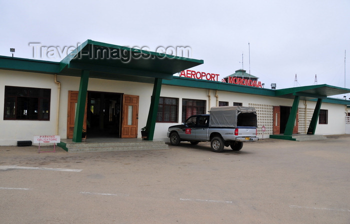 madagascar101: Morondava - Menabe, Toliara province, Madagascar: airport terminal - IATA: MOQ, ICAO: FMMV - photo by M.Torres - (c) Travel-Images.com - Stock Photography agency - Image Bank