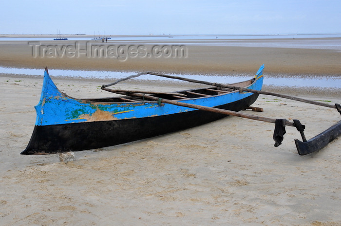 madagascar114: Morondava - Menabe, Toliara province, Madagascar: outrigger on the beach - Nosy Kely peninsula - photo by M.Torres - (c) Travel-Images.com - Stock Photography agency - Image Bank