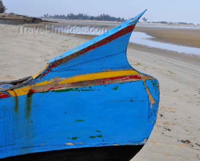 madagascar115: Morondava - Menabe, Toliara province, Madagascar: outrigger detail - Nosy Kely peninsula - photo by M.Torres - (c) Travel-Images.com - Stock Photography agency - Image Bank