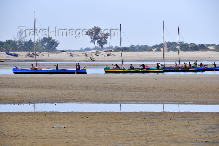 madagascar116: Morondava - Menabe, Toliara province, Madagascar: fishermen return from a day in the Mozambique channel - Nosy Kely peninsula - photo by M.Torres - (c) Travel-Images.com - Stock Photography agency - Image Bank