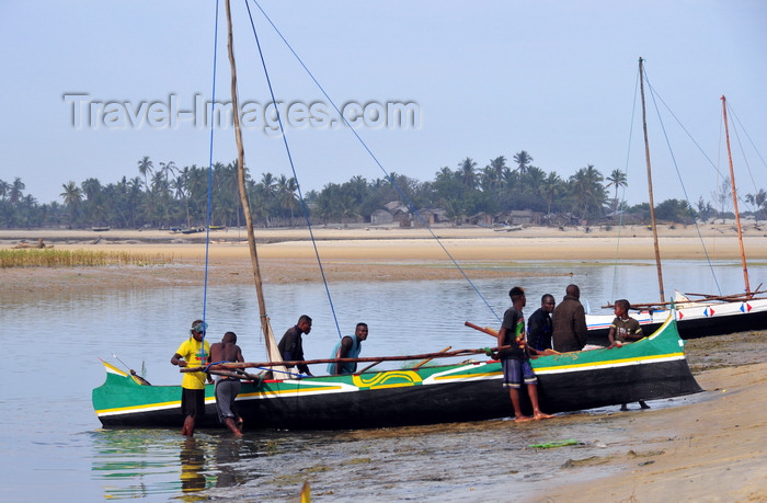 madagascar118: Morondava - Menabe, Toliara province, Madagascar: fishermen bring their boats to shore - Nosy Kely peninsula - photo by M.Torres - (c) Travel-Images.com - Stock Photography agency - Image Bank