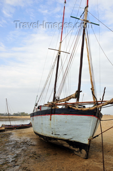 madagascar119: Morondava - Menabe, Toliara province, Madagascar: sail boat on shore - Nosy Kely peninsula - photo by M.Torres - (c) Travel-Images.com - Stock Photography agency - Image Bank