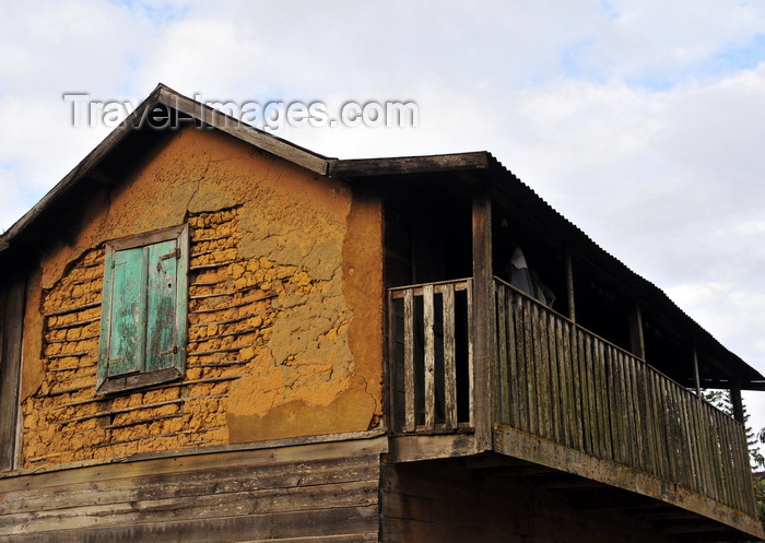 madagascar126: Andasibe, Alaotra-Mangoro, Toamasina Province, Madagascar: old house with walls of mud and wood - photo by M.Torres - (c) Travel-Images.com - Stock Photography agency - Image Bank