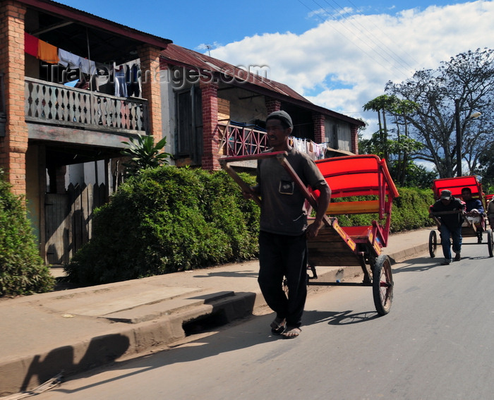 madagascar136: Moramanga, Alaotra-Mangoro, Toamasina Province, Madagascar: rickshaws are the favourite form of transportation - runners - pousse-pousse - photo by M.Torres - (c) Travel-Images.com - Stock Photography agency - Image Bank