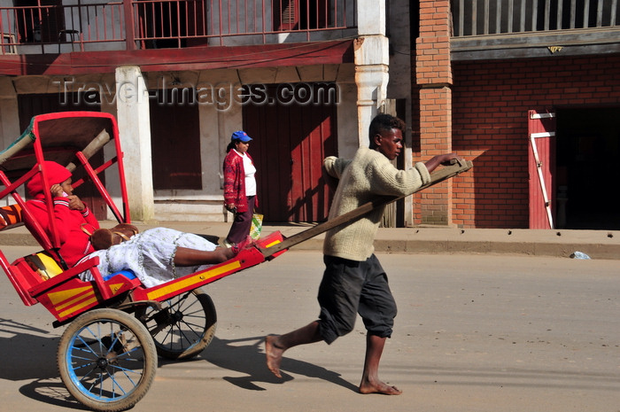 madagascar144: Moramanga, Alaotra-Mangoro, Toamasina Province, Madagascar: Malagasy lady speaking on a cell phone while on a rickshaw -  human-powered transport - pousse-pousse - photo by M.Torres - (c) Travel-Images.com - Stock Photography agency - Image Bank