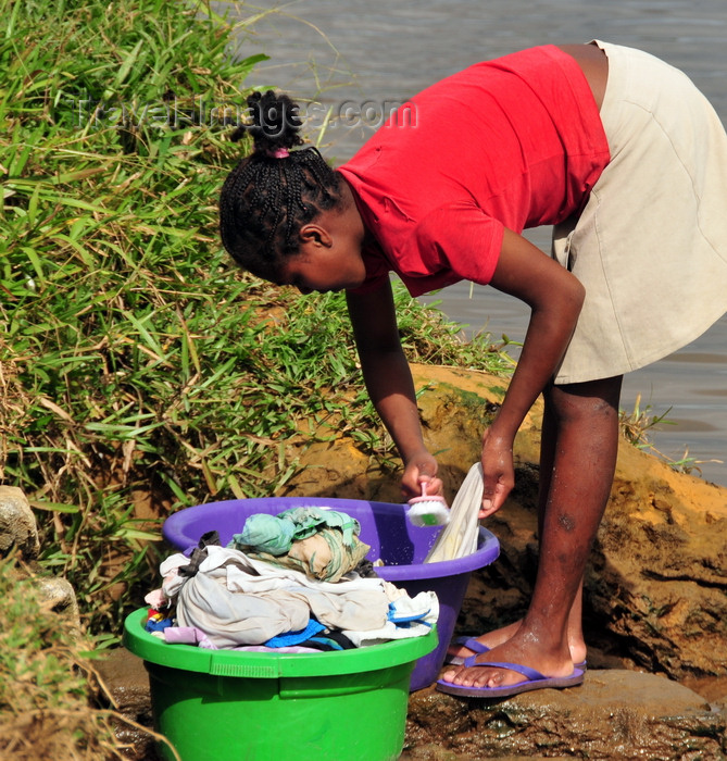 madagascar151: Soanierana Ivongo, Analanjirofo, Toamasina Province, Madagascar: woman washing clothes by the river  - photo by M.Torres - (c) Travel-Images.com - Stock Photography agency - Image Bank