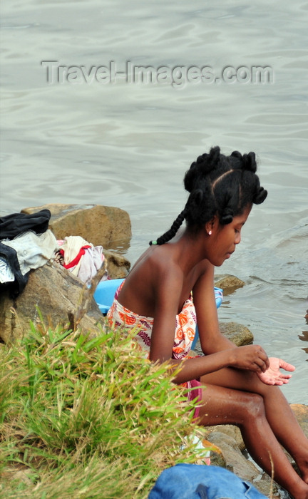 madagascar154: Soanierana Ivongo, Analanjirofo, Toamasina Province, Madagascar: young woman washing herself in the river - photo by M.Torres - (c) Travel-Images.com - Stock Photography agency - Image Bank