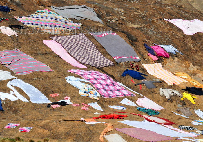 madagascar158: RN2, Alaotra-Mangoro region, Toamasina Province, Madagascar: clothes dry on the warm rock surface - photo by M.Torres - (c) Travel-Images.com - Stock Photography agency - Image Bank