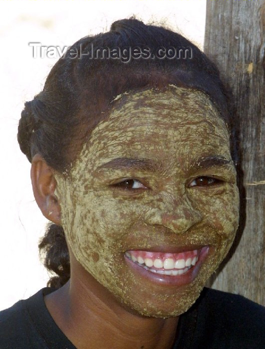 madagascar16: Madagascar - Morondava: Vezo girl with beauty mask - masonjoany treats and skin from the sun / Sakalava - photo by R.Eime - (c) Travel-Images.com - Stock Photography agency - Image Bank