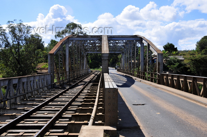 madagascar163: RN2, Marovitsika, Alaotra-Mangoro region, Toamasina Province, Madagascar: bridge over the river Mangoro - double bridge used by the Tamatave railway line and the RN2 highway - photo by M.Torres - (c) Travel-Images.com - Stock Photography agency - Image Bank