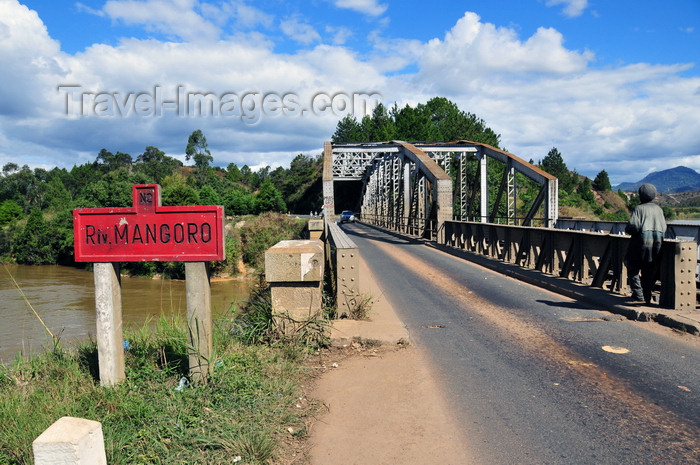 madagascar165: RN2, Marovitsika, Alaotra-Mangoro region, Toamasina Province, Madagascar: road and rail bridge over the river Mangoro - photo by M.Torres - (c) Travel-Images.com - Stock Photography agency - Image Bank