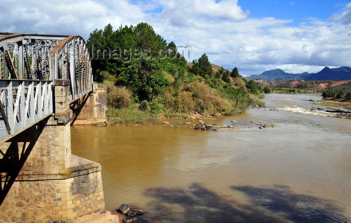 madagascar166: RN2, Marovitsika, Alaotra-Mangoro region, Toamasina Province, Madagascar: bridge over the river Mangoro - looking downstream - photo by M.Torres - (c) Travel-Images.com - Stock Photography agency - Image Bank