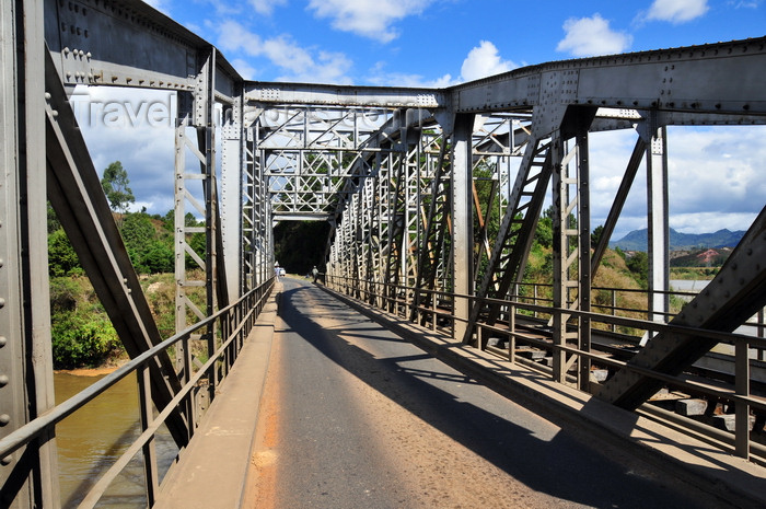 madagascar167: RN2, Marovitsika, Alaotra-Mangoro region, Toamasina Province, Madagascar: bridge over the river Mangoro - steel truss - structural engineering - photo by M.Torres - (c) Travel-Images.com - Stock Photography agency - Image Bank