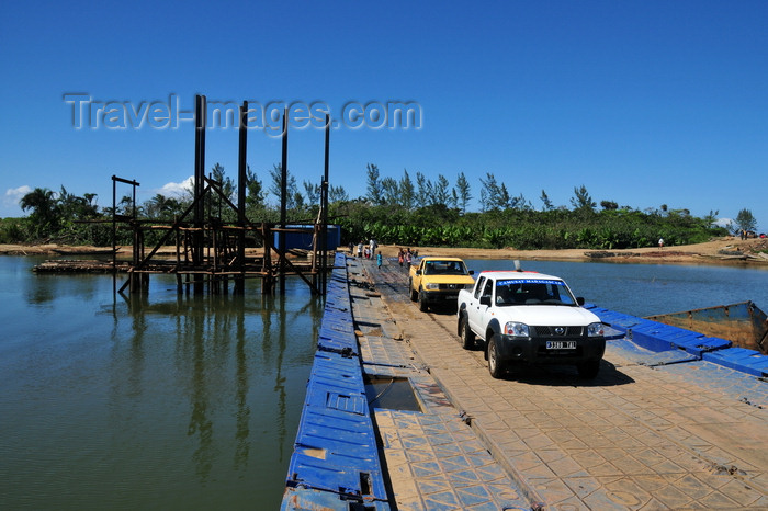 madagascar182: RN5, Ambodibonara, Atsinanana region, Toamasina Province, Madagascar: floating bridge over the River Onibe - Nissan pick-up truck - Camusat Madagascar - photo by M.Torres - (c) Travel-Images.com - Stock Photography agency - Image Bank