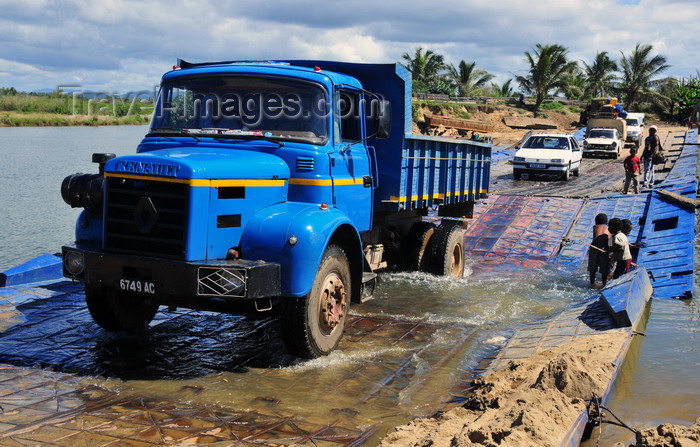 madagascar183: RN5, Ambodibonara, Atsinanana region, Toamasina Province, Madagascar: floating bridge over the River Onibe - Renault truck tests the limits of the pontoon bridge - photo by M.Torres - (c) Travel-Images.com - Stock Photography agency - Image Bank