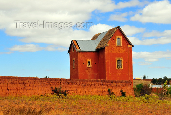 madagascar184: Ambohimanga Rova, Antananarivo-Avaradrano, Analamanga region, Antananarivo province, Madagascar: house on a Merina farm by the RN3 highway - Imerina area - homestead and old wall - photo by M.Torres - (c) Travel-Images.com - Stock Photography agency - Image Bank