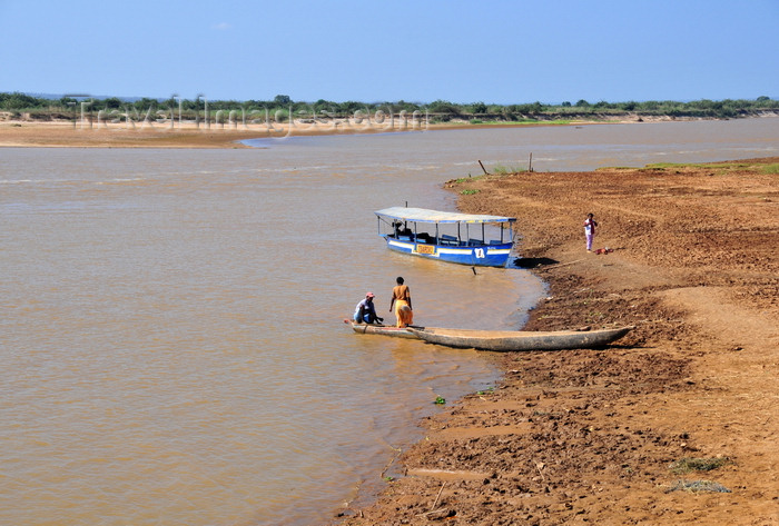 madagascar207: Tsimafana, Belo sur Tsiribihina district, Menabe Region, Toliara Province, Madagascar: view of the Tsiribihina river with boats on the beach - looking upstream - photo by M.Torres - (c) Travel-Images.com - Stock Photography agency - Image Bank