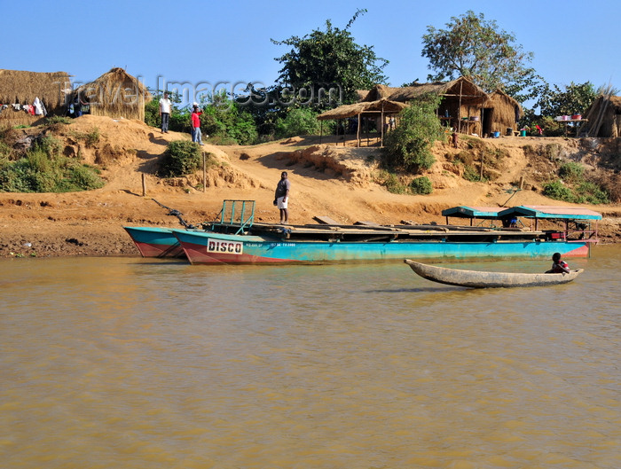 madagascar214: Tsimafana, Belo sur Tsiribihina district, Menabe Region, Toliara Province, Madagascar: twin engine catamaran ferry 'Disco' and the ferry 'terminal' - photo by M.Torres - (c) Travel-Images.com - Stock Photography agency - Image Bank