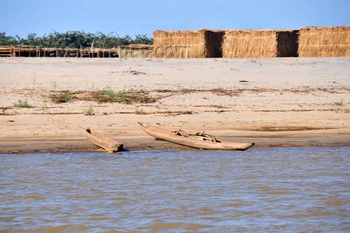 madagascar215: Belo sur Tsiribihina, Menabe Region, Toliara Province, Madagascar: straw huts of a ceremonial village and dugout canoes - river Tsiribihina - beach - photo by M.Torres - (c) Travel-Images.com - Stock Photography agency - Image Bank