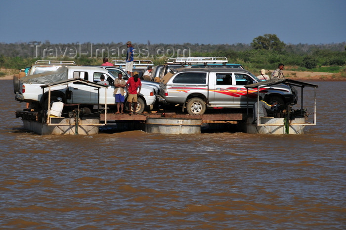 madagascar216: Belo sur Tsiribihina, Menabe Region, Toliara Province, Madagascar: trimaran ferry loaded with 4WDs crosses the Tsiribihina river - aft view - photo by M.Torres - (c) Travel-Images.com - Stock Photography agency - Image Bank