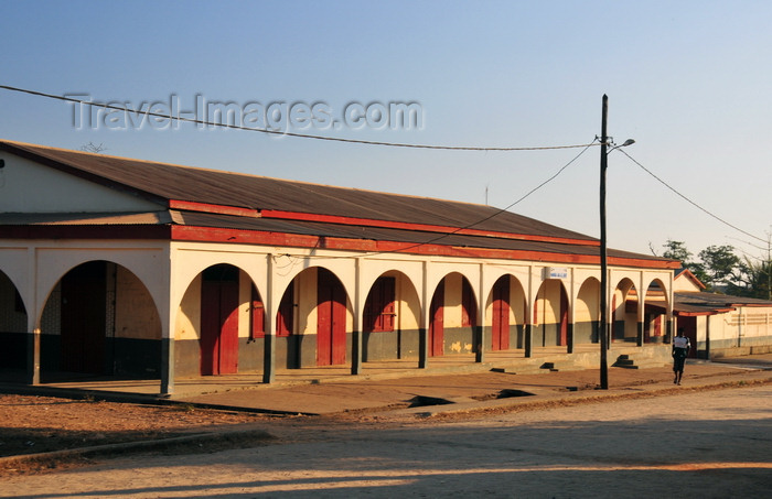 madagascar220: Belo sur Tsiribihina, Menabe Region, Toliara Province, Madagascar: Belon'i Tsiribihina school on the main street - photo by M.Torres - (c) Travel-Images.com - Stock Photography agency - Image Bank