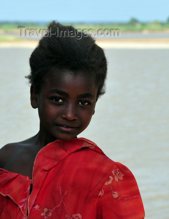 madagascar223: Belo sur Tsiribihina, Menabe Region, Toliara Province, Madagascar: young princess - Sakalava girl - photo by M.Torres - (c) Travel-Images.com - Stock Photography agency - Image Bank