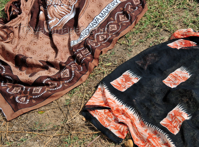 madagascar224: Tsimafana, Belo sur Tsiribihina,  Menabe Region, Toliara Province, Madagascar: pareos drying on the ground - photo by M.Torres - (c) Travel-Images.com - Stock Photography agency - Image Bank