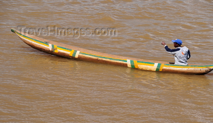 madagascar225: Tsimafana, Belo sur Tsiribihina,  Menabe Region, Toliara Province, Madagascar: man rowing on a dugout canoe - photo by M.Torres - (c) Travel-Images.com - Stock Photography agency - Image Bank