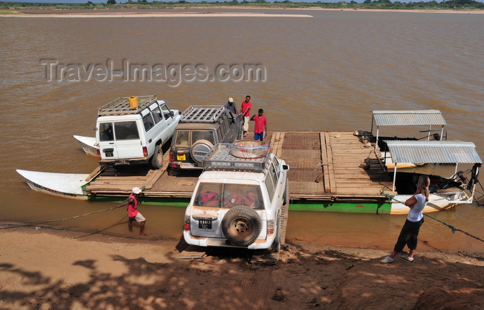 madagascar226: Tsimafana, Belo sur Tsiribihina,  Menabe Region, Toliara Province, Madagascar: 4WDs board a ferry - a primitive Ro-ro - photo by M.Torres - (c) Travel-Images.com - Stock Photography agency - Image Bank