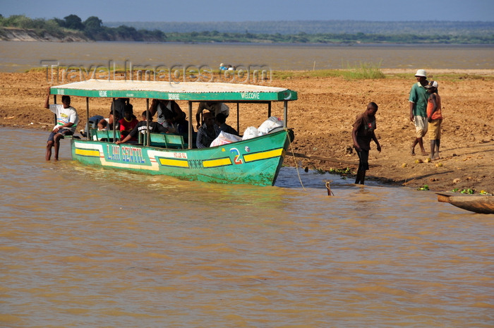 madagascar229: Tsimafana, Belo sur Tsiribihina,  Menabe Region, Toliara Province, Madagascar: L'Ami Gentil arrives to the south bank of the Tsiribihina river - photo by M.Torres - (c) Travel-Images.com - Stock Photography agency - Image Bank