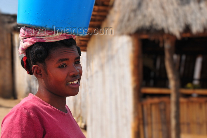 madagascar249: West coast road between the Manambolo river and Belon'i Tsiribihina, Toliara Province, Madagascar: Sakalava woman carrying a blue bucket on her head - photo by M.Torres - (c) Travel-Images.com - Stock Photography agency - Image Bank