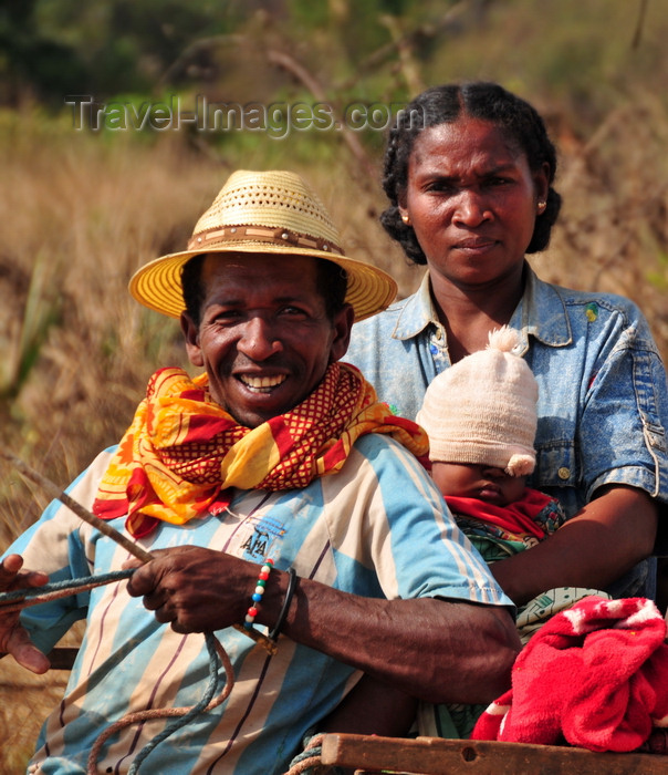 madagascar250: West coast road between the Manambolo river and Belon'i Tsiribihina, Toliara Province, Madagascar: Malagasy family - couple and baby on a cart - photo by M.Torres - (c) Travel-Images.com - Stock Photography agency - Image Bank