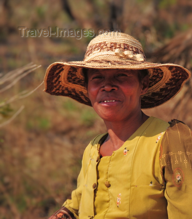 madagascar252: West coast road between the Manambolo river and Belon'i Tsiribihina, Toliara Province, Madagascar: woman with raffia hat - photo by M.Torres - (c) Travel-Images.com - Stock Photography agency - Image Bank