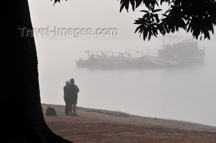 madagascar264: Bekopaka, Antsalova district, Melaky region, Mahajanga province, Madagascar: morning mist on the  Manambolo River - idle ferry - photo by M.Torres - (c) Travel-Images.com - Stock Photography agency - Image Bank