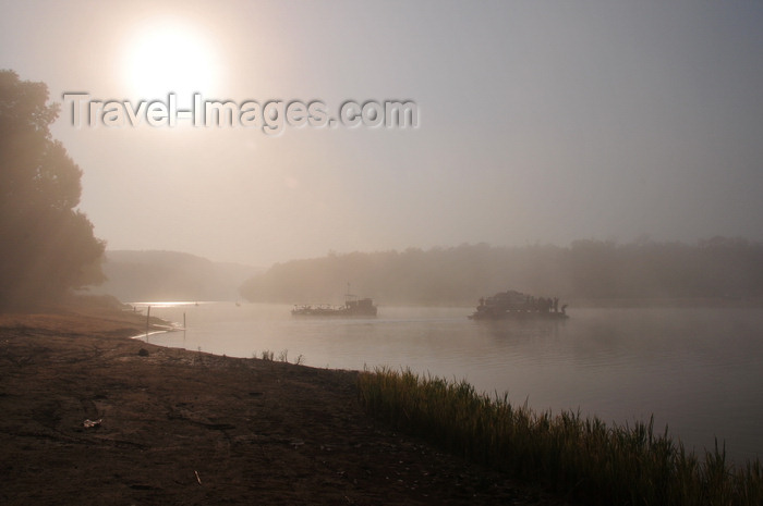 madagascar268: Bekopaka, Antsalova district, Melaky region, Mahajanga province, Madagascar: morning mist - sun rises over the Manambolo River - photo by M.Torres - (c) Travel-Images.com - Stock Photography agency - Image Bank